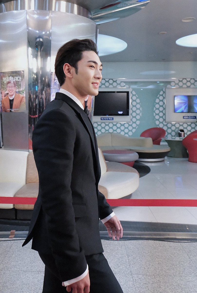 DONGHO AT KBS ENTERTAINMENT AWARDS 2019 A THREAD  #baekho  #dongho  #강동호  #백호 (btw, i forget some of the source so if i didn't include it and the pic has no logo, i apologize in advance. Alsp if there's same pics )