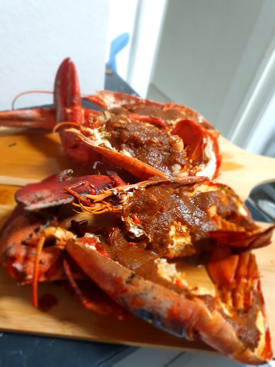 Chefvivianj's tweet photo. Whole Lobster ,Yam Chips and a Spicy Jerk Mayo. https://t.co/FNZctoKYa0