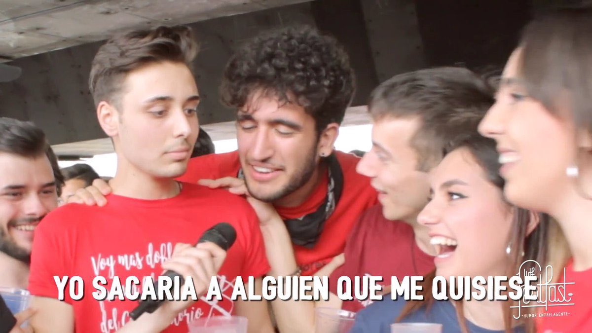 Si, soy yo el de rayas. MAMÁ SALGO EN UN MEME DE TWITTER 😂