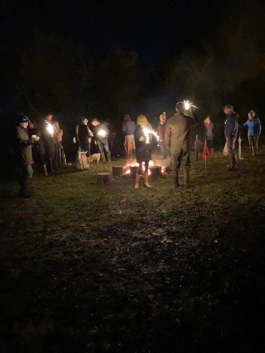 mattstoney's tweet photo. We did Wild Church! Christingle:re-imagined . It was wet and muddy and glorious... a light shone in the darkness and the darkness sis not understand it. #wild #church @sixchurches @MalmesburyAbbey https://t.co/KaMy3BDhYY