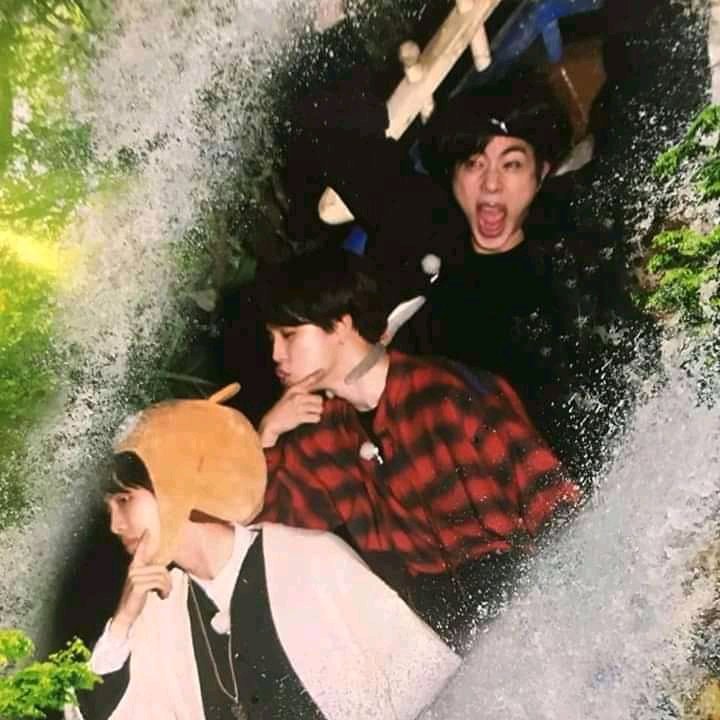 _tyrthv's tweet photo. Remember this when BigHit put a sticker on Jin's face, but seokjin posted a picture without the sticker. https://t.co/g4H9ToN0yu