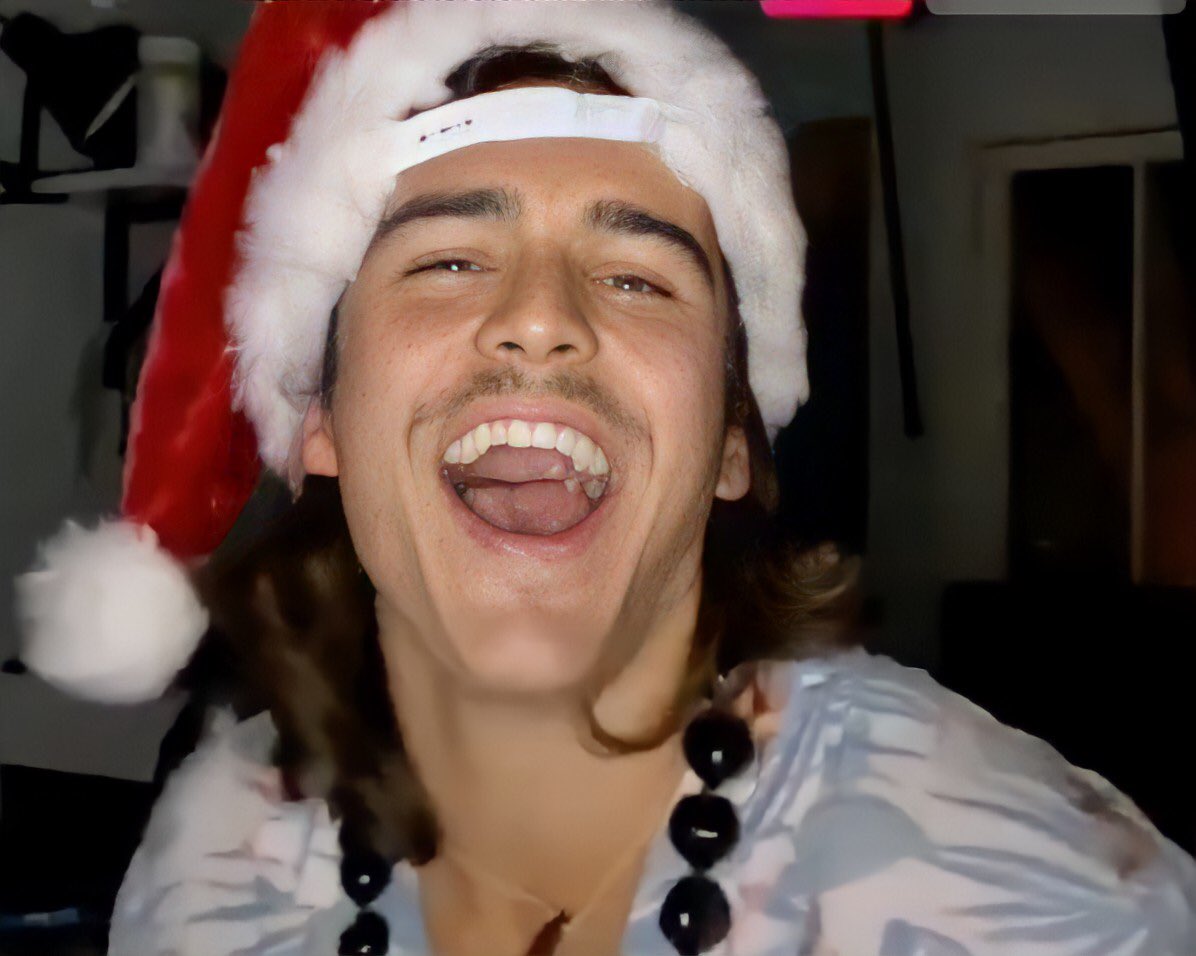 a sequência do charlie vendo o jeremy rebolando