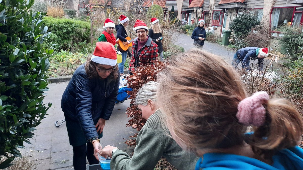 DeMeanderhof's tweet photo. Adventsverrassing in @DeMeanderhof. Glühwein of punch met een versnapering. Huis aan huis bezorgd met muziek erbij! 🌲💥 https://t.co/dtqxtTHxiT