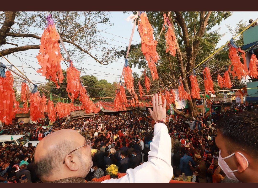 Designerbleed's tweet photo. People should not be fined for mask anywhere if all these political roadshows continues if government can't follow it's social distancing rules then they have no rights to force others. #IndiaUnsafeUnderBJP #BengalWithBJP https://t.co/GRYzHjnAkr
