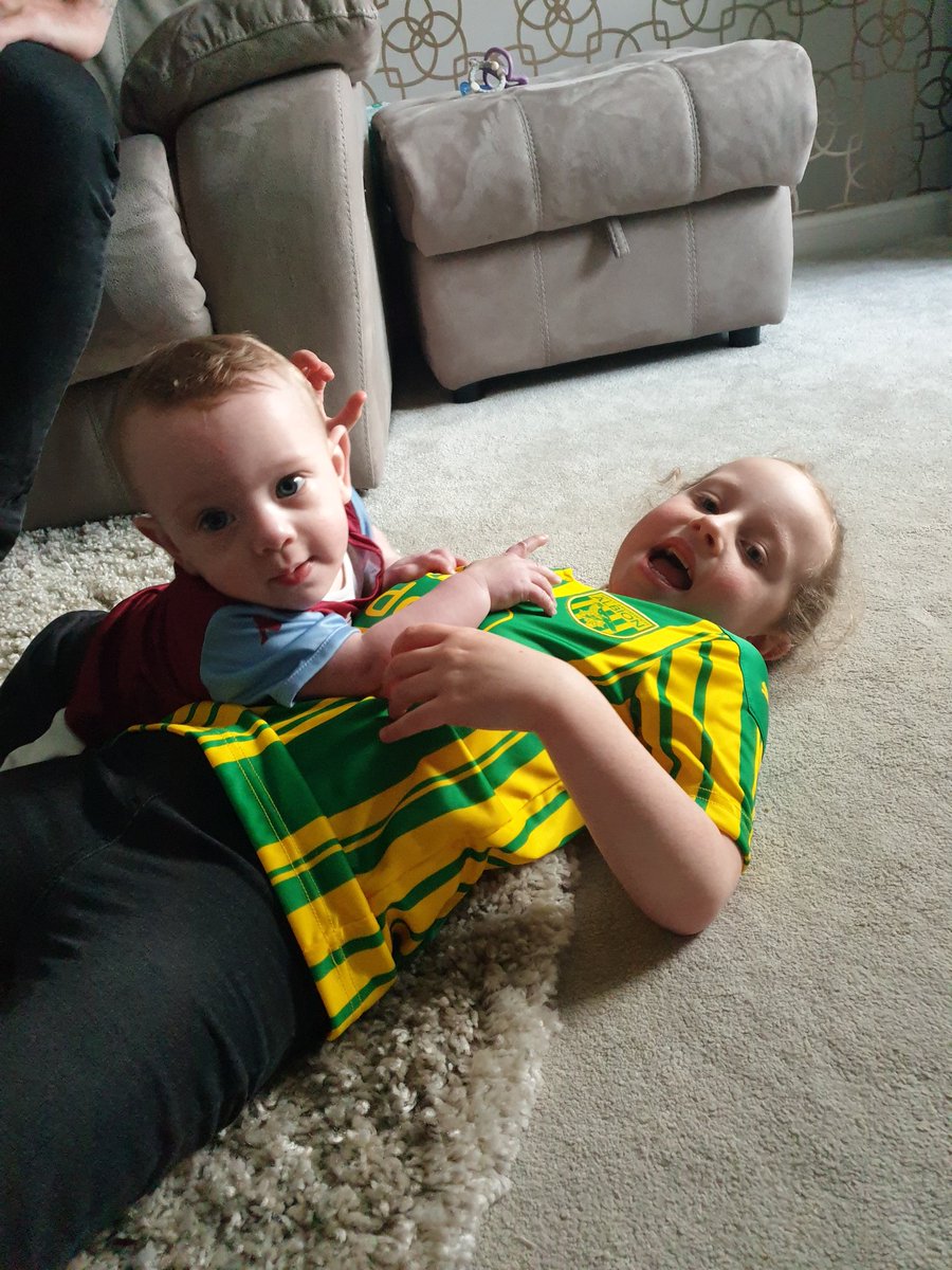 StaceJT3's tweet photo. Split household this evening. Come on baggies don't let us girls down!!! ๐
#WBAVIL @WBA #comeonyoubaggies https://t.co/26Mg8K9YiP
