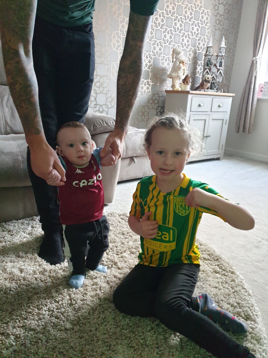 StaceJT3's tweet photo. Split household this evening. Come on baggies don't let us girls down!!! ๐
#WBAVIL @WBA #comeonyoubaggies https://t.co/26Mg8K9YiP