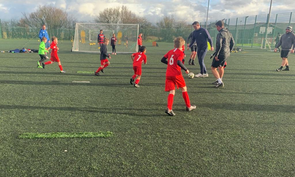 TarletonFC's tweet photo. U7️⃣'s had their last training session of the year yesterday and played a Xmas Dads v Team.

U7️⃣'s beat the Dads 11-10 🙌🏻🙌🏻

Well done team and thanks you to all the Dads 👍🏻

Happy Christmas to all the U7️⃣'s and their families 🎄🎅🤶

⚽️🔴⚪⚽️🔴⚪⚽️🔴⚪⚽️🔴⚪⚽️ https://t.co/DYlT1sGBz1