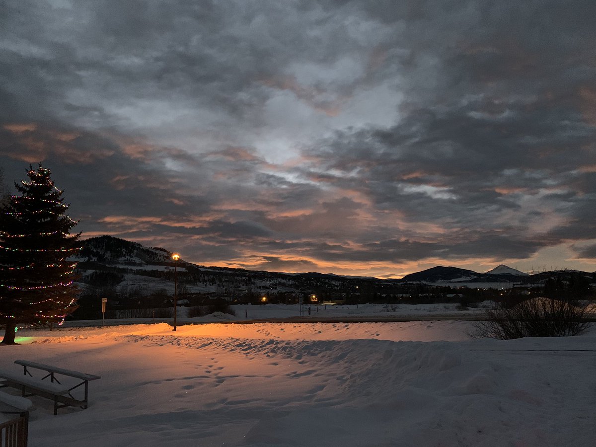 AYoungUmp's tweet photo. #SilverthorneSunrise #NoDegrees https://t.co/h4XtAFHl6Z