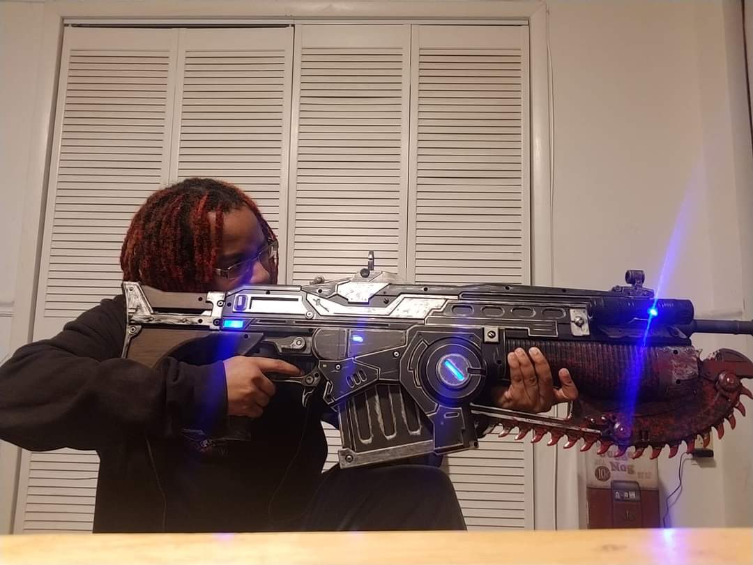 Khalil_Pheonix's tweet photo. "Tell your Bf that's if he got beef, that I'm a vegetarian and I AINT FUCKING SCARED OF HIM"
Plus I keep that THANG on me 😂😂😂😂😂😂 #Gears5 #GearsOfWar #CosplayProps #3Oh3 #DontTrustMe #Lancer #ChainsawGun #GearsForLife https://t.co/IZrOkTu4iu