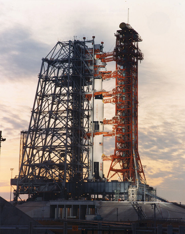 contactlight69's tweet photo. The Mobile Service Structure is rolled back from #Apollo8 on the evening before launch, December 20, 1968
#FIRSTtoTheMoon
https://t.co/k0GP6k66y9
https://t.co/7JAYAsAx7A https://t.co/GoLuq1E7Q7