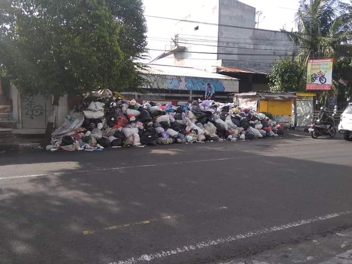 Tugu Jogja direnovasi setahun sekali, alun alun sampai dipageri, anggota dewan hobi kunjungan sana sini, tapi menyelesaikan masalah sampah dari tahun ke tahun gak ada perbaikan sama sekali. Kota Pelajar isine wong pinter muk ngrampungi masalah sampah ra jedhak, tobit.