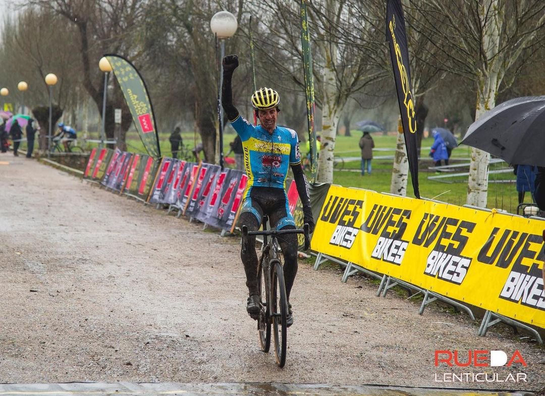 ✌️¡Nuevo triunfo! <a href="/aitorhernandez/">Aitor Hernandez</a> (<a href="/Specialized_ESP/">Specialized España</a>-Ermua Innpulso) ha completado el doblete del fin de semana en el #CXElEscorial. Crónica con declaraciones 👉 t.ly/f0UU

📷Gracias a nuestro amigo Alfonso Blanco/<a href="/ruedalenticular/">Rueda lenticular</a> por la foto 🤗