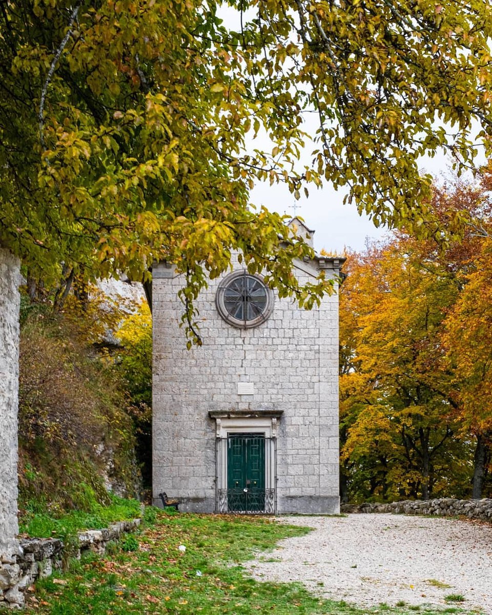 #EremodiSanLuca sorge in una grotta calcarea a poco più di 1.500 metri s.l.m., in una posizione incantevole che permette una visione di tutto il territorio di Pescopennataro. Questo eremo è uno dei più maestosi eremi ricavati da una grotta