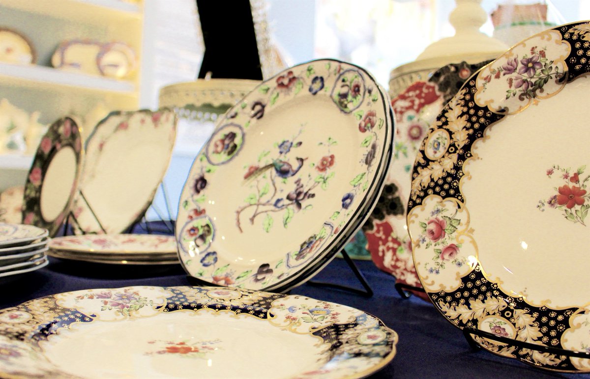 QueensCarriage's tweet photo. Special Offer!  When you buy one of our antique, hand-painted plates valued at over $10, you will receive a $5 coupon for Downtown Cookies... located just next door to Queen's Carriage.  #GiftIdea #ChristmasGifts @haddontwpnj  @downtowncookies_nj https://t.co/WaYMsNnsIT