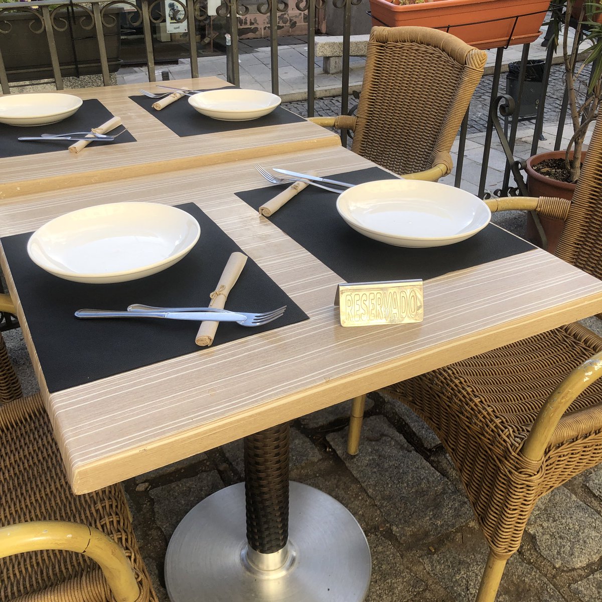 La poca vergüenza se demuestra de muchas maneras. Dejar una mesa colgada es una de ellas. Esta es de #vestataberna en #elescorial A los que lo hacen les deseo el mismo perjuicio que ellos generan. Son indeseables. Anular no cuesta nada. Han rechazado a 8 pax. #restaurantes