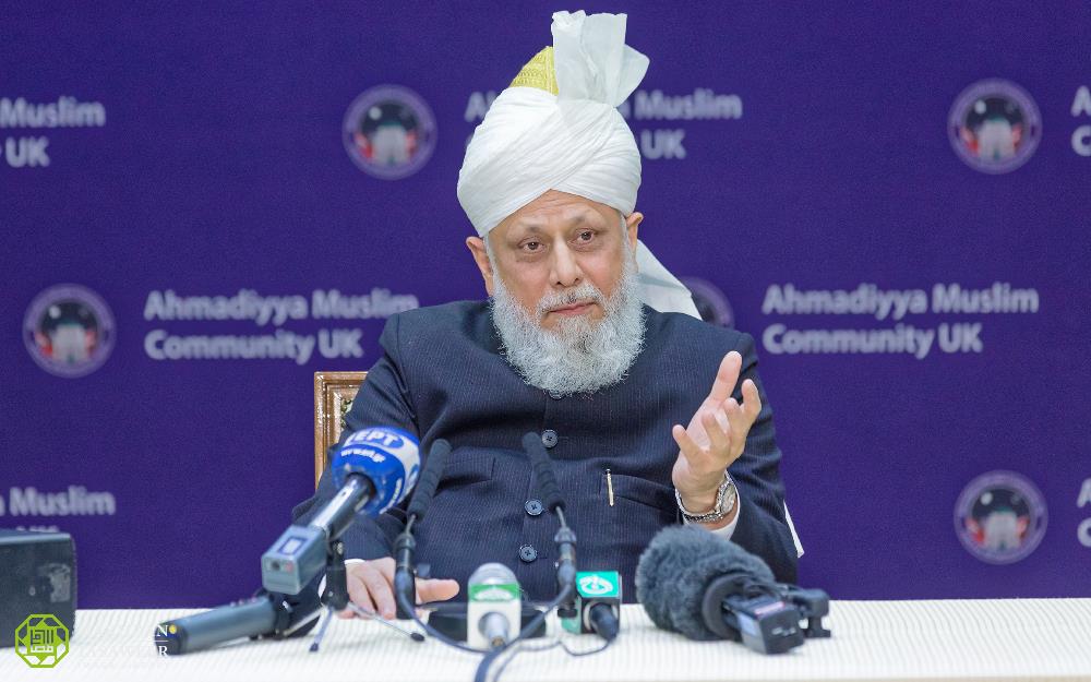 AhmadiyyaDE's tweet photo. „Statt Konflikte und Zwietracht wünschen wir den Menschen, miteinander in Frieden und Harmonie zu leben.“ — Hadhrat Mirza Masroor Ahmad (aba) #CaliphOfMessiah #TrueCaliphate https://t.co/EQ5t3AOhn0