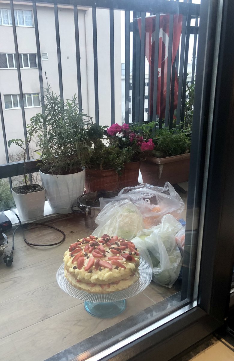 Saatlerce                    Verdiğim değer💔
uğraşarak 
yaptığım pasta♥️