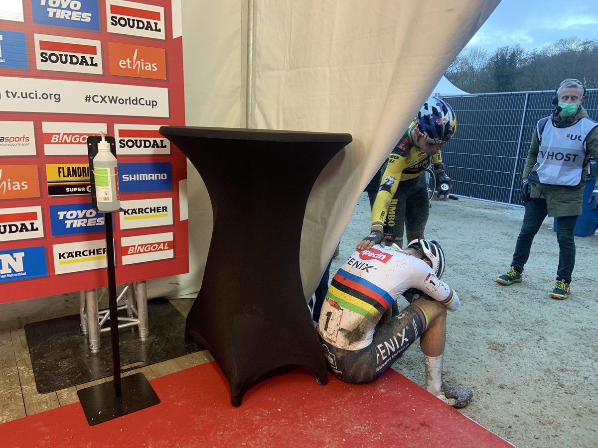 stijnvlaeminck's tweet photo. Schouderklopje van nummer 2 voor nummer 1. 

Schoon. 

#CXworldcup #namen @WoutvanAert @mathieuvdpoel https://t.co/z5HZfTegpC