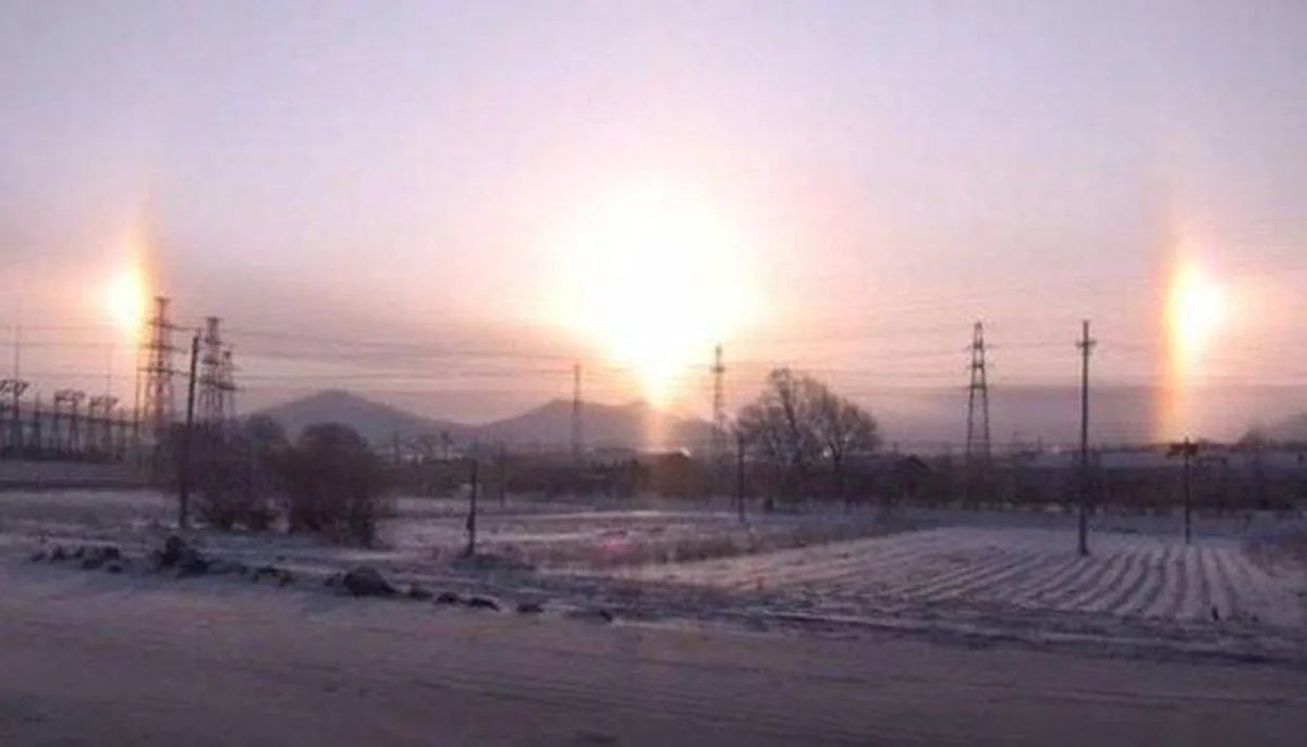 12) Multiple SunsThere are myriad photos I've seen of strange sun events, some included here.I've never seen something like this in person - but it makes you wonder...