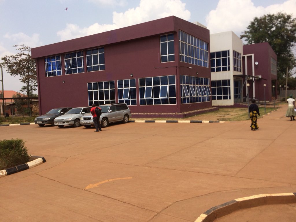 nowamani_robert's tweet photo. The meaning of #PeoplePower not just kwasama.
This is Hoima Regional Referral Hospital.
#SecuringMyFuture
#M7UGsChoice https://t.co/4n6qM53jjn
