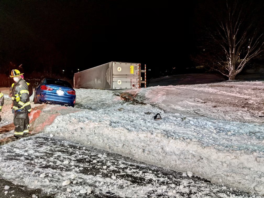 BroadwayBadboys's tweet image. E1, E5 + SH1, R1, B1 and L3 responded to this tractor-trailer truck roll-over w/injury on I-195 EB in the early morning hours today... #eastprov #epfd #eastprovidencefiredept #eastprovidencefiredepartment #BroadwayBadBoys #E1 #Engine1 #E5 #Engine5 #BroadwaysBaddest #TheWorkhorse