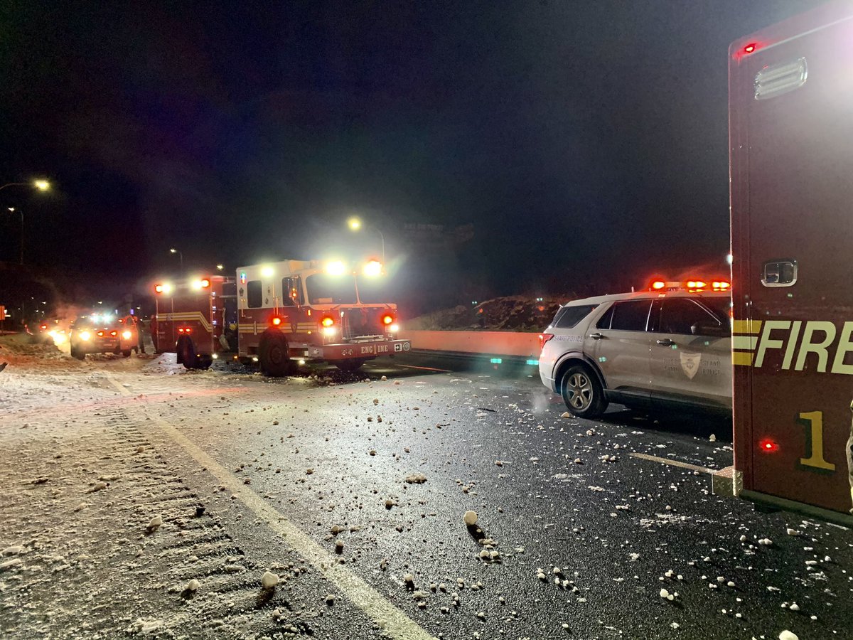 BroadwayBadboys's tweet image. E1, E5 + SH1, R1, B1 and L3 responded to this tractor-trailer truck roll-over w/injury on I-195 EB in the early morning hours today... #eastprov #epfd #eastprovidencefiredept #eastprovidencefiredepartment #BroadwayBadBoys #E1 #Engine1 #E5 #Engine5 #BroadwaysBaddest #TheWorkhorse