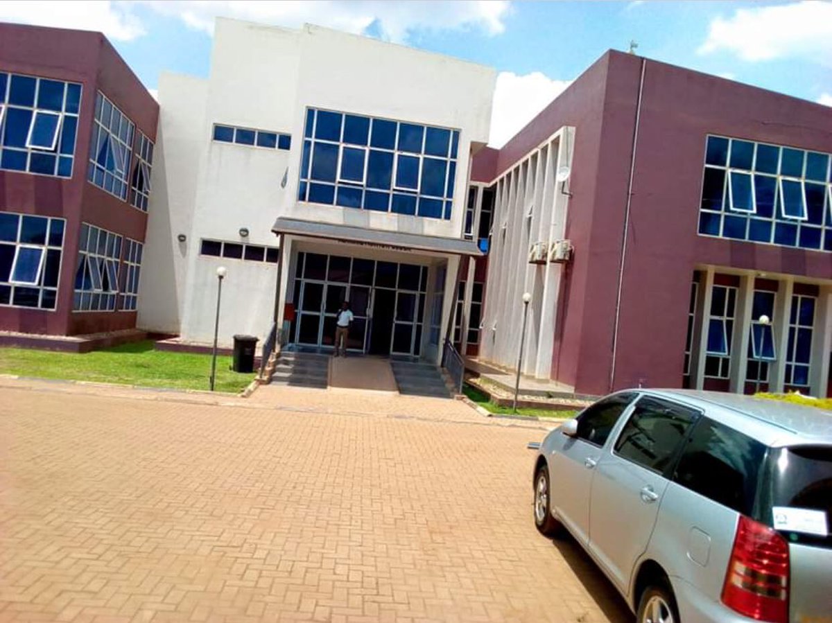 nowamani_robert's tweet photo. The meaning of #PeoplePower not just kwasama.
This is Hoima Regional Referral Hospital.
#SecuringMyFuture
#M7UGsChoice https://t.co/4n6qM53jjn