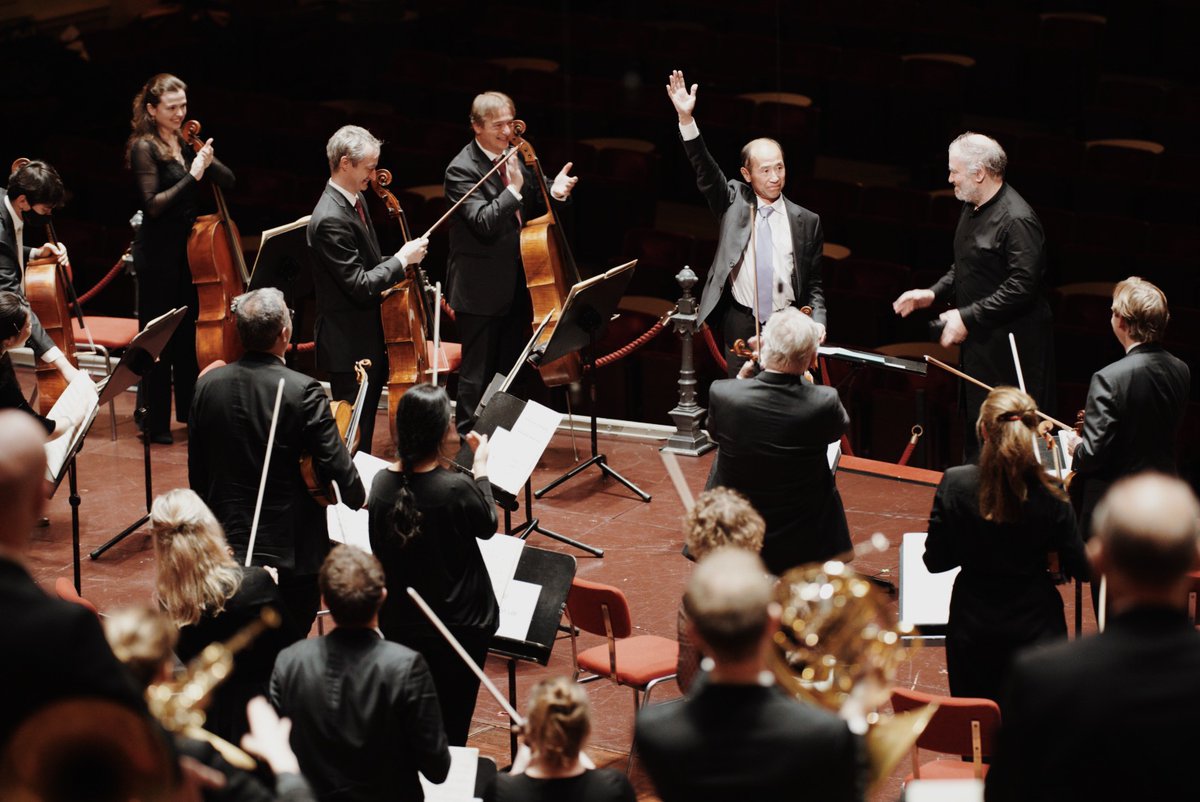 ConcertgbOrkest's tweet photo. 💐🎻 Last week we said goodbye to our dear colleague, principal violist Ken Hakii. Ken joined the Concertgebouworkest in 1985 and has served as principal violist since 1992. We wish you a happy retirement!
📸 Milagro Elstak
#Concertgebouworkest #Hakii #viola #altviool #retired https://t.co/DsbBmUSZqn