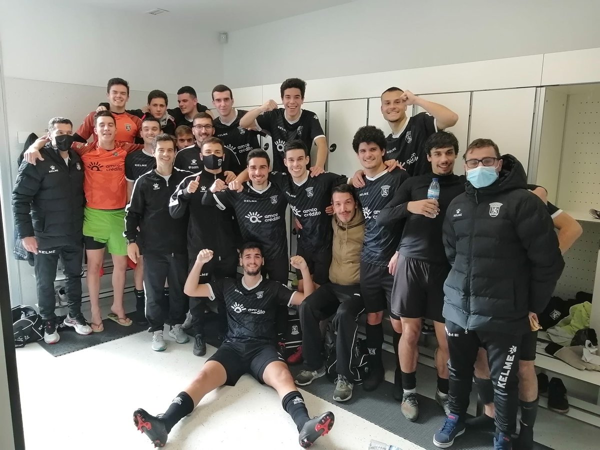 📸 #SenioresB |3-2| ⚽️ Ribeiro X2 e Chico.
😍 Mesmo em inferioridade numérica desde o minuto 3️⃣0️⃣ vencemos. Bravo, Rapazes! 🦁🖤