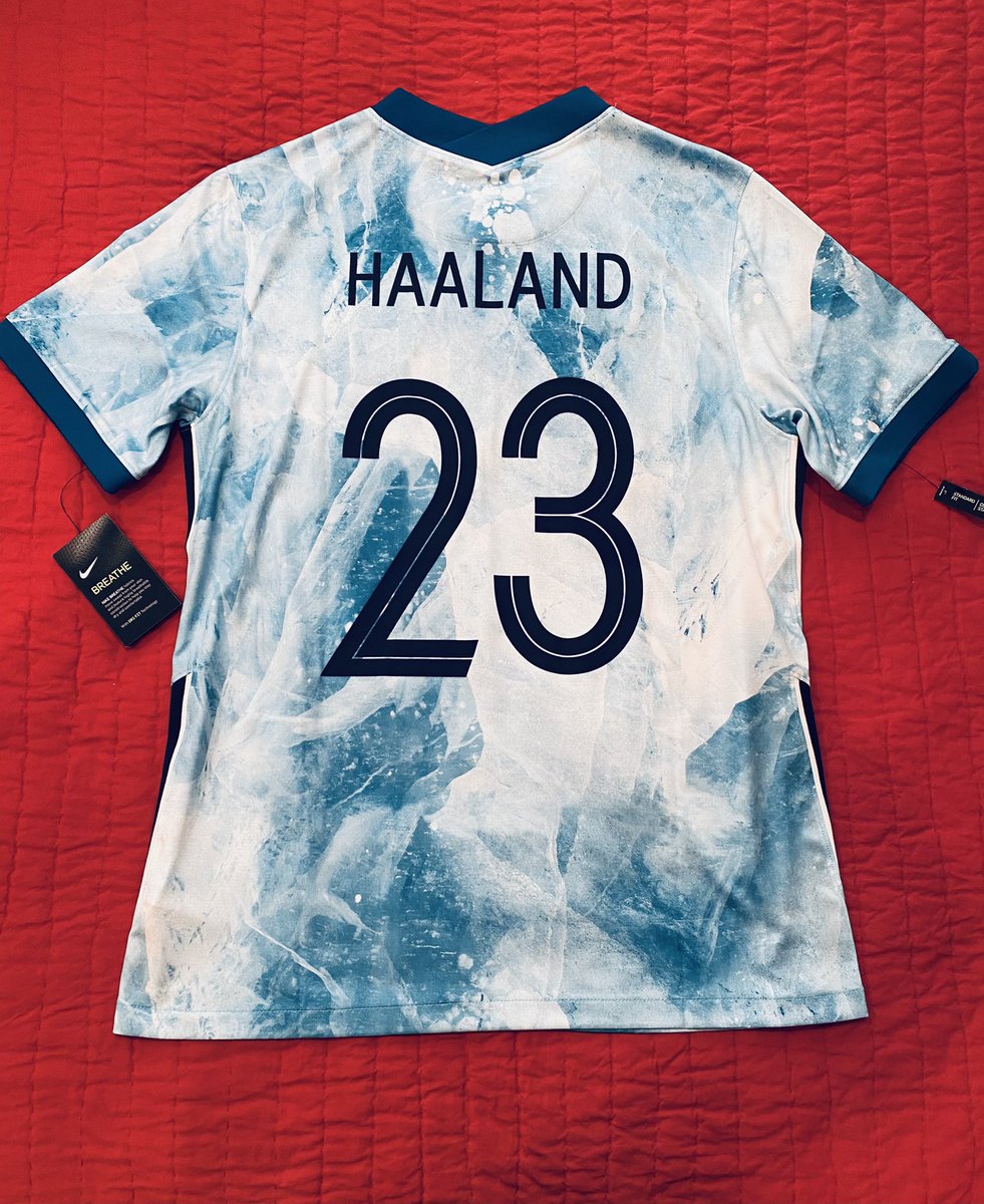mikelstarr5's tweet photo. Legends. @RankSquad pod is the best pod. That’s the truth, Ruth. Football and nonsense and melons and everything ranked. AND they did some contests and lucky ol me won the prize of any football shirt I could dream up. Thanks fellas. @jackjcollins @stighefootball @DeanJonesBR https://t.co/ZziemxvGlO