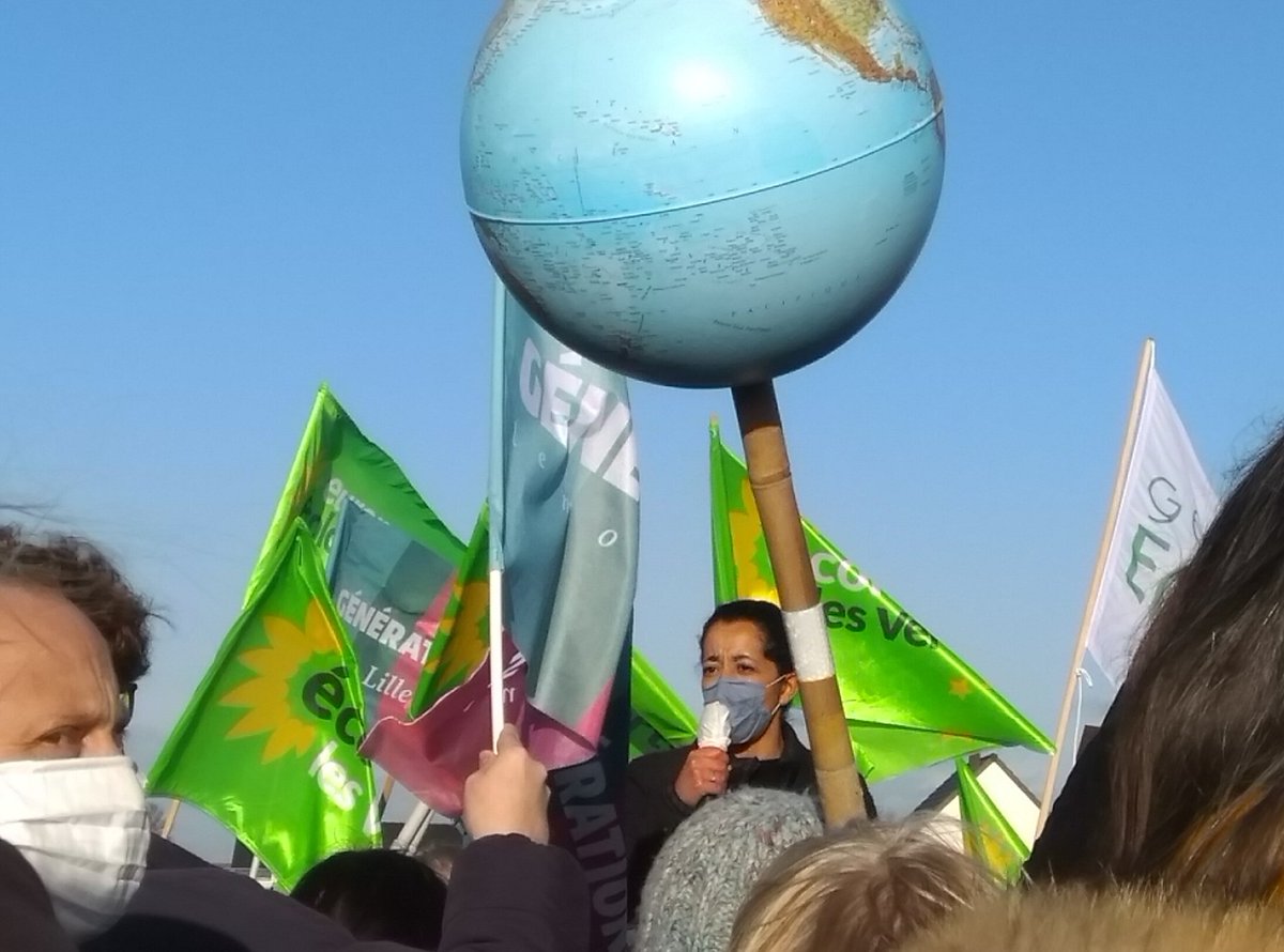 NSedou's tweet photo. #Climat Belle mobilisation d'associations, citoyens et partis, ce jour à #Verton pour redire l'absurdité de #tropicalia. @KarimaDelli : "un zoo tropical dans le nord, c'est aussi stupide qu'une piste de ski dans le désert", avec @StefBaly et tant d'autres... https://t.co/kAZA7j5ygn