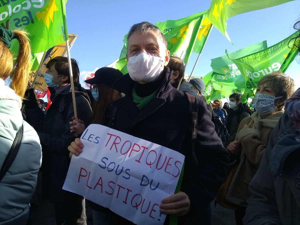 NSedou's tweet photo. #Climat Belle mobilisation d'associations, citoyens et partis, ce jour à #Verton pour redire l'absurdité de #tropicalia. @KarimaDelli : "un zoo tropical dans le nord, c'est aussi stupide qu'une piste de ski dans le désert", avec @StefBaly et tant d'autres... https://t.co/kAZA7j5ygn