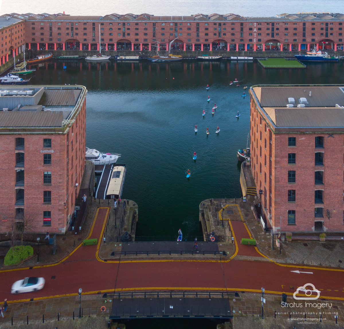 stratusimagery's tweet photo. Santa’s on the Dock 🎅🏻 🏄🏻‍♂️ 🎄 great to see loads of kids shouting to Santa @jayne_riggers @YOLiverpool @lpoolwatersport @realrobinjmac65 @angiesliverpool #liverpool #liverpoolsup #santasup https://t.co/vrUL4ILn52