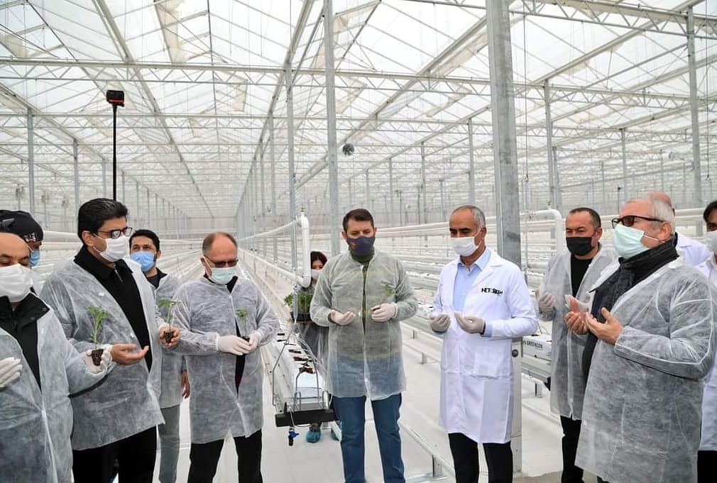 SamiAydinTR's tweet photo. 🌱 Sivas Sıcak Çermik'te hayata geçirdiğimiz, 60 dönümlük arazi üzerine kurulu jeotermal suyla ısıtılan bölgenin ilk cam seramıza 120 bin domates fidemizi başta Sn. Valimiz @valisalihayhan ve misafirlerimizin katılımıyla diktik. Ülkemize ve şehrimize hayırlı olsun. #NetGreen https://t.co/bRBeyRT2g1