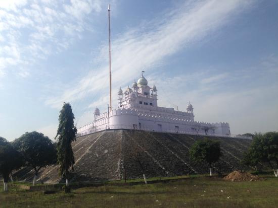 Gurdwara Parivar Vichora has been built on the spot of the battle, during which the Guru's mother and his two youngest sons got separated from the band of Sikhs. (18/19)