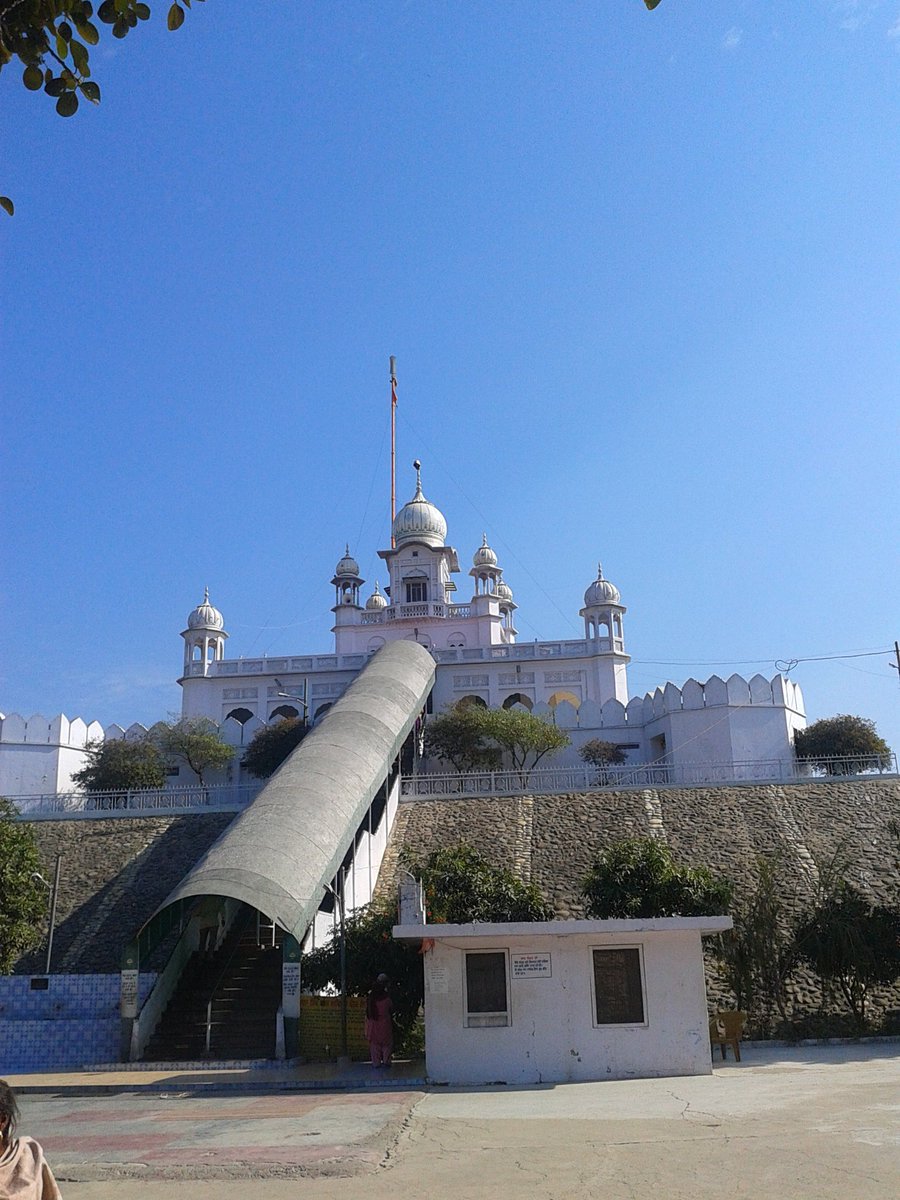 Gurdwara Parivar Vichora has been built on the spot of the battle, during which the Guru's mother and his two youngest sons got separated from the band of Sikhs. (18/19)