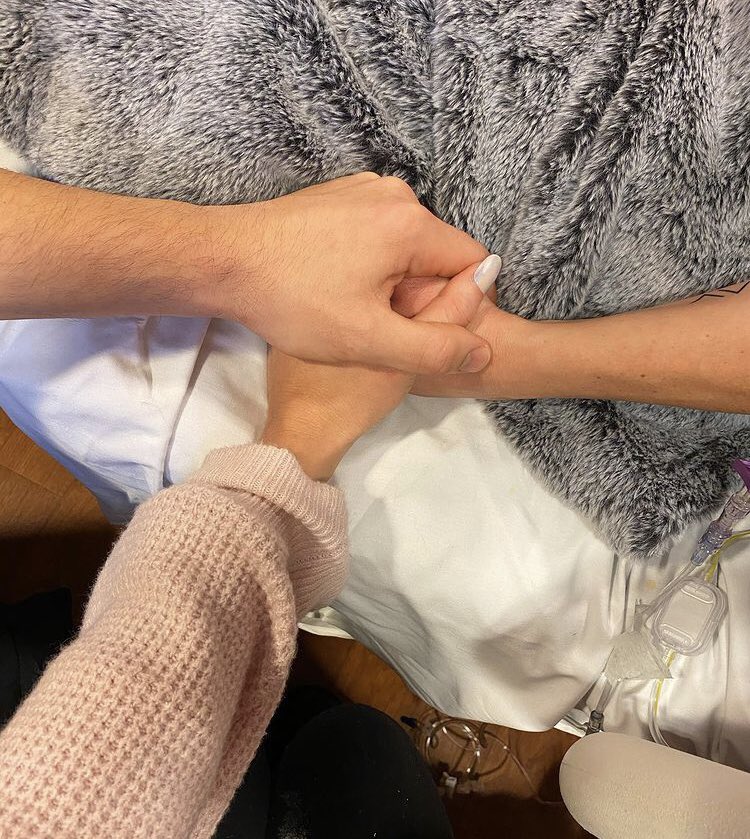 mrkhfighters's tweet photo. The #MRKH community is heartbroken for Jaclyn and her husband, who lost their baby via surrogate after 20 weeks along. Please keep them in your hearts and your prayers, and give them privacy while they take time to grieve this loss 💛 https://t.co/T1lnbrTaD8