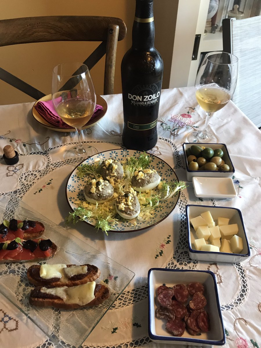 alacartemenus's tweet photo. Más de aperitivo-comida que de merienda-cena.
Muy chulo el Fino Don Zoilo en rama, edición especial @ClubContubernio de @bodegaswilliams @VinosJerez #Contubernio8 @DerGuerrita #ClubContubernio #vinosdejerez #conociendoeljerez #SherryLover https://t.co/raACZd8TJ9