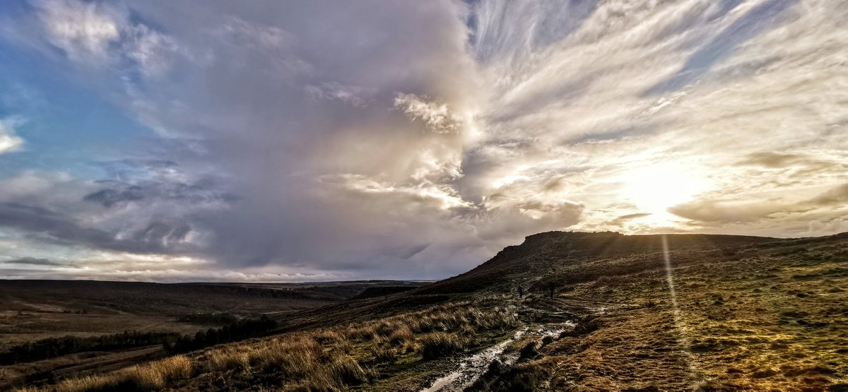 tismenic70's tweet photo. Changing skies
#upperburbage #higgertor https://t.co/o453km27NK