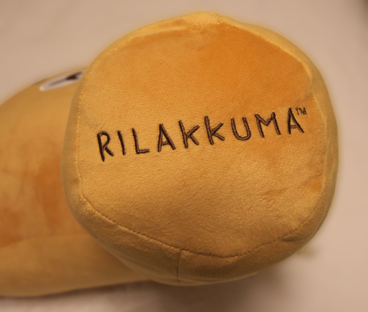 本来は背もたれとして使うクッションをこう使うと背中が丸まらなくて首も楽だよ というお話 Togetter