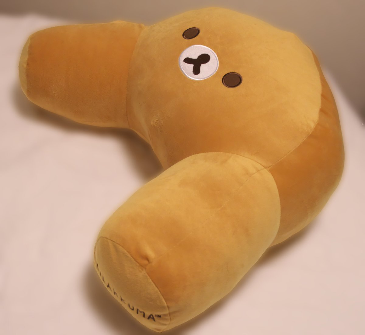 本来は背もたれとして使うクッションをこう使うと背中が丸まらなくて首も楽だよ というお話 Togetter
