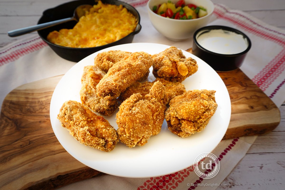 Fried chicken Sunday with mac n cheese! Everyone needs soulfood during this time 😍
#tastefullydelightful #HappySunday #Foodie #Cooking #tier4lockdown #homemade #soulfood #sundayvibes #RecipeOfTheDay #photography #instadaily #StayAtHome