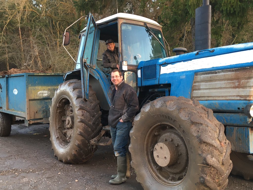 BeechwoodEggs's tweet photo. A perfect afternoon for mucking out! #TD25 #MuckingOut #Tractor #BossAtWork #Farming #FarmingUK #FamilyFarm #FarmingLife #BackBritishFarming #Vintage #Ford https://t.co/3OrdB2VnHO