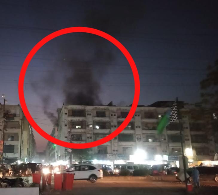 کراچی: موسمیات اوکھائی میمن اپارٹمنٹ فلیٹ میں سلنڈردھماکا، 5 افراد زخمی
عینی شاہدین کے مطابق دھماکے بعد آگ نے فلیٹ کو اپنی لپیٹ میں لے لیا،اطلاع ملنے پر پولیس،ایدھی اور دیگر امدادی ٹیمیں موقع پر پہنچ گئیں، آگ پر قابو پانے کے لئے فائر بریگیڈ کی 2 گاڑیوں نے حصہ لیا