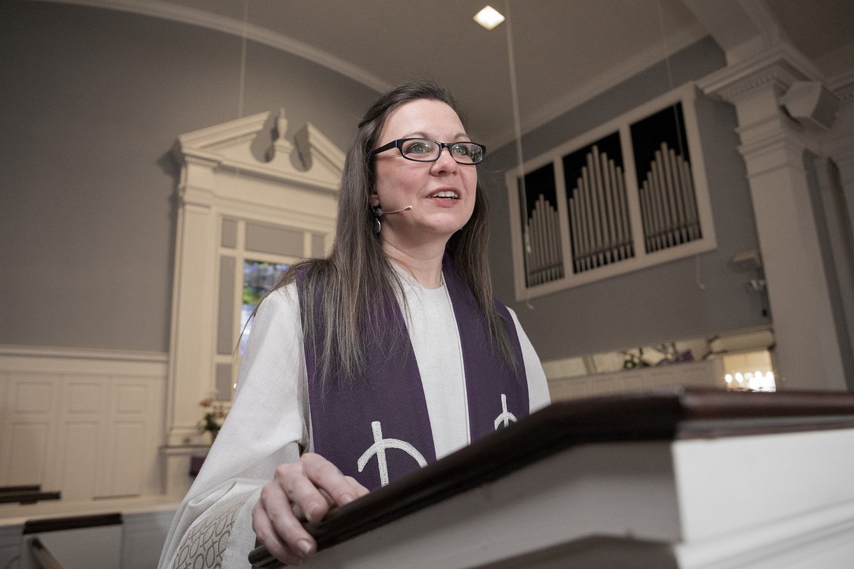 With an easy-to-wear headset frame 