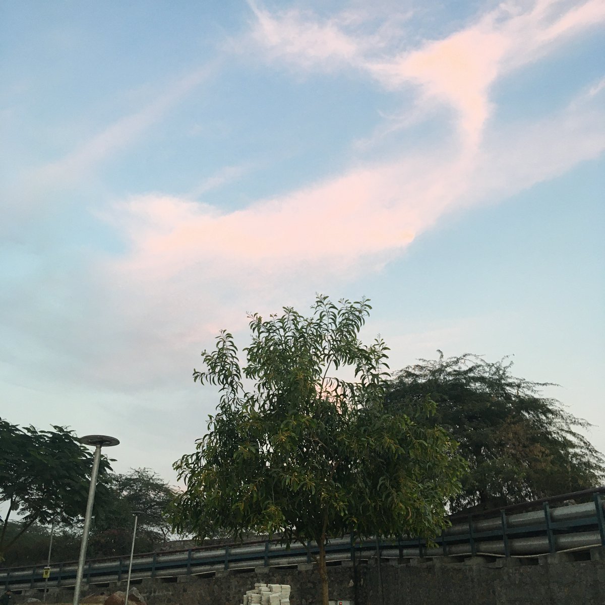 ponguru's tweet photo. #bluesky #Delhi in #December pleasantly surprised π―π―π― #LockdownEffect #lifeatIIITD #profgiri Pics taken around 1730hrs IST Sunday. \c @IIITDelhi https://t.co/3tGMR2Nj3S