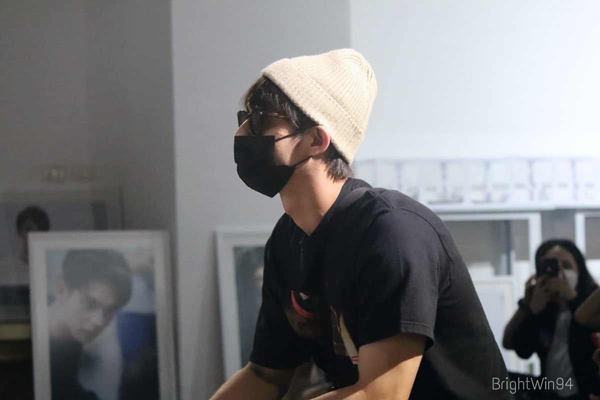 BrightWin94's tweet photo. โมเม้นต์ที่แสนประทับใจที่สุดของวันนี้ก้คือน้องขอถ่ายรูปร่วมกับแฟนๆ... ดีใจมากที่สุดที่ได้อยู่ร่วมเฟรมกับน้องและทุกคนที่รักไบร์ท😭
#MakeABrightWish2020 
#bbrightvc 
@bbrightvc https://t.co/ZSVt68OlHn