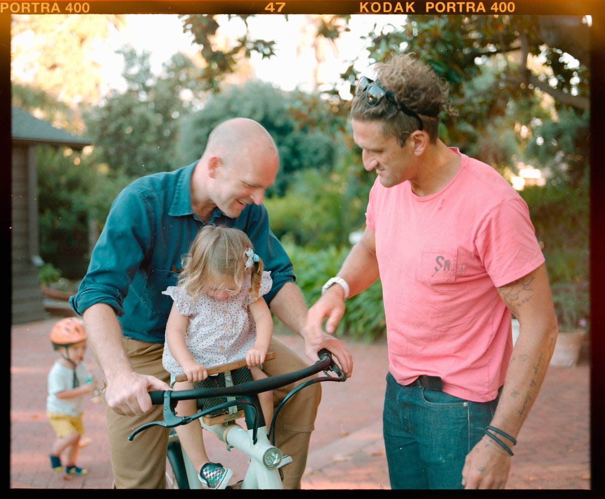 Casey's tweet photo. my highlight of 2020 was when @Vuhlandes came out to LA to spend a couple days with my family and me to take pictures. he is my favorite photographer for his talent with capturing truth; an honesty in his photography that artificial looking cell phone pics could never duplicate https://t.co/sya4ALn7D9