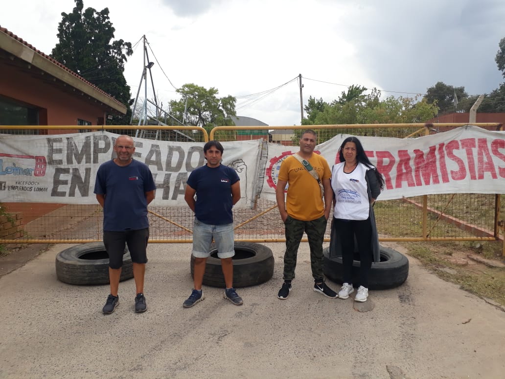CTAABuenosAires's tweet photo. #Tandil Solidaridad con compañerxs de #Loimar 

La empresa cambió de firma y la intención es contratar a los trabajadores bajo condiciones precarias anulando todos los derechos laborales previos a la maniobra fraudulenta de los empresarios 👉 https://t.co/FXnBY5wPw3 https://t.co/RrR6LlcSwW
