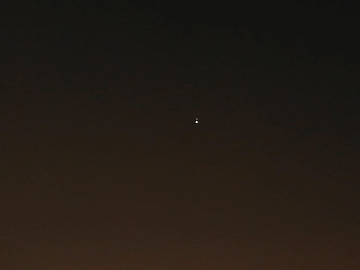 Astrofizikçilik yolunda @tuncay___ozdemir  hocam önderliğinde ilk basit gözlem deneyimim.
Satürn ile Jüpiter'in birbirine en yakın olduğu an, bir sonraki yakınlaşma 2040 yılında. #Jupiter #Saturn #astrofizik #Astrophysics